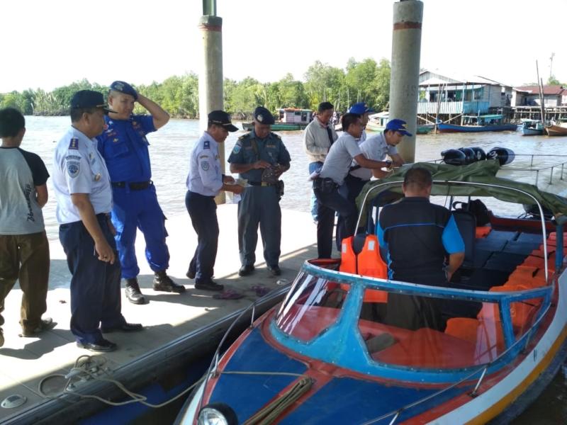 Periksa Kelengkapan. Tim gabungan melakukan pemeriksaan peralatan keselamatan penumpang terhadap moda transportasi air di Teluk Batang, Rabu (187). Warga for Rakyat Kalbar