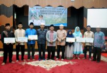 Kafilah Kubu Raya Terima Bonus Bonus Kafilah. Pj Sekda Kubu Raya, H Odang Prasetyo diabadikan bersama para kafilah yang berhasil meraih juara di MTQ ke-XXVII Tingkat Provinsi Kalbar di Kabupaten Mempawah, beberapa waktu lalu. Bonus tersebut diserahkan H Odang Prasetyo di Aula Kantor Bupati Kubu Raya, Kamis (19/7). Humas for Rakyat Kalbar