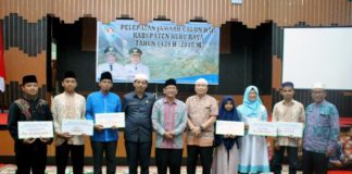 Kafilah Kubu Raya Terima Bonus Bonus Kafilah. Pj Sekda Kubu Raya, H Odang Prasetyo diabadikan bersama para kafilah yang berhasil meraih juara di MTQ ke-XXVII Tingkat Provinsi Kalbar di Kabupaten Mempawah, beberapa waktu lalu. Bonus tersebut diserahkan H Odang Prasetyo di Aula Kantor Bupati Kubu Raya, Kamis (19/7). Humas for Rakyat Kalbar