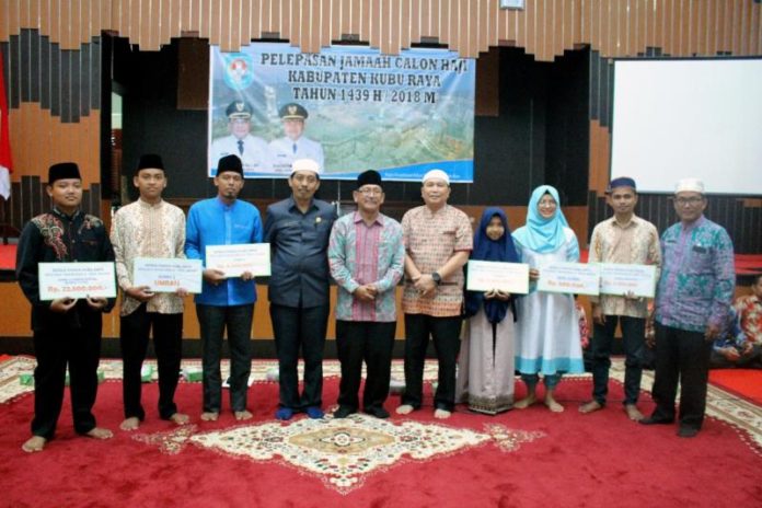 Bonus Kafilah. Pj Sekda Kubu Raya, H Odang Prasetyo diabadikan bersama para kafilah yang berhasil meraih juara di MTQ ke-XXVII Tingkat Provinsi Kalbar di Kabupaten Mempawah, beberapa waktu lalu. Bonus tersebut diserahkan H Odang Prasetyo di Aula Kantor Bupati Kubu Raya, Kamis (19/7). Humas for Rakyat Kalbar