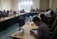 Pemeriksaan Jasmani dan Rohani Bacaleg Bisa di RSUD Melawi Rapat Bersama. DPRD Melawi bersama KPU Melawi dan Dinas Kesehatan serta Direktur RSUD Melawi melakukan rapat di ruang rapat Komisi DPRD Melawi, Rabu (4/7). Dedi Irawan/RK.