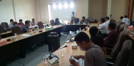 Pemeriksaan Jasmani dan Rohani Bacaleg Bisa di RSUD Melawi Rapat Bersama. DPRD Melawi bersama KPU Melawi dan Dinas Kesehatan serta Direktur RSUD Melawi melakukan rapat di ruang rapat Komisi DPRD Melawi, Rabu (4/7). Dedi Irawan/RK.