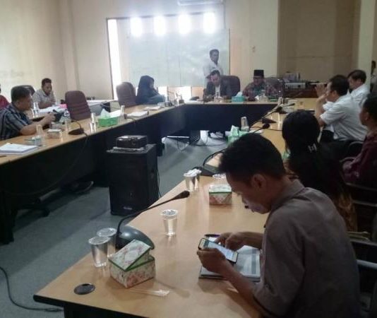 Pemeriksaan Jasmani dan Rohani Bacaleg Bisa di RSUD Melawi Rapat Bersama. DPRD Melawi bersama KPU Melawi dan Dinas Kesehatan serta Direktur RSUD Melawi melakukan rapat di ruang rapat Komisi DPRD Melawi, Rabu (4/7). Dedi Irawan/RK.