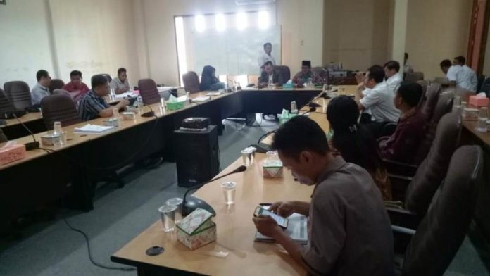 Rapat Bersama. DPRD Melawi bersama KPU Melawi dan Dinas Kesehatan serta Direktur RSUD Melawi melakukan rapat di ruang rapat Komisi DPRD Melawi, Rabu (4/7). Dedi Irawan/RK.