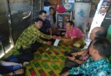 BPJS Asnawir Sekeluarga Ditanggung Pemerintah Kubu Raya Penyerahan Bantuan. Pj Sekda Kubu Raya, H Odang Prasetyo didampingi Kepala Dinas Kesehatan Kubu Raya, dr Berli Hamdani meninjau rumah Asnawir sekaligus menyalurkan bantuan, Sabtu (21/7). Syamsul Arifin/RK.
