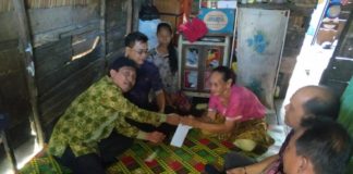BPJS Asnawir Sekeluarga Ditanggung Pemerintah Kubu Raya Penyerahan Bantuan. Pj Sekda Kubu Raya, H Odang Prasetyo didampingi Kepala Dinas Kesehatan Kubu Raya, dr Berli Hamdani meninjau rumah Asnawir sekaligus menyalurkan bantuan, Sabtu (21/7). Syamsul Arifin/RK.