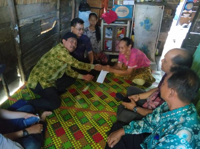 Penyerahan Bantuan. Pj Sekda Kubu Raya, H Odang Prasetyo didampingi Kepala Dinas Kesehatan Kubu Raya, dr Berli Hamdani meninjau rumah Asnawir sekaligus menyalurkan bantuan, Sabtu (21/7). Syamsul Arifin/RK.