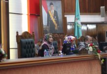 Paripurna Penyampaian Jawaban DPRD Kalbar Paripurna. Wakil Ketua DPRD Provinsi Kalbar, Ermin Elviani, SH memimpin paripurna didampingi Wakil Ketua DPRD Provinsi Kalbar, Ir H Suriansyah, MMA serta dihadiri Asisten III Sekretaris Daerah Pemprov Kalbar, Dra Marlina, M.Si di Balairungsari, Gedung Parlemen Kalbar, Senin (23/7). Zainudin/RK.