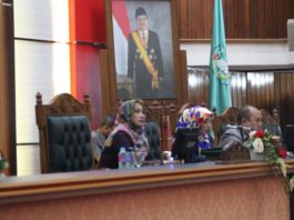 Paripurna. Wakil Ketua DPRD Provinsi Kalbar, Ermin Elviani, SH memimpin paripurna didampingi Wakil Ketua DPRD Provinsi Kalbar, Ir H Suriansyah, MMA serta dihadiri Asisten III Sekretaris Daerah Pemprov Kalbar, Dra Marlina, M.Si di Balairungsari, Gedung Parlemen Kalbar, Senin (23/7). Zainudin/RK.