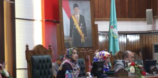 Paripurna Penyampaian Jawaban DPRD Kalbar Paripurna. Wakil Ketua DPRD Provinsi Kalbar, Ermin Elviani, SH memimpin paripurna didampingi Wakil Ketua DPRD Provinsi Kalbar, Ir H Suriansyah, MMA serta dihadiri Asisten III Sekretaris Daerah Pemprov Kalbar, Dra Marlina, M.Si di Balairungsari, Gedung Parlemen Kalbar, Senin (23/7). Zainudin/RK.