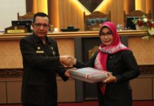 Delapan Fraksi Sepakat Tentang Perda Pertanggungjawaban Pelaksanaan APBD 2017 Penyerahan Draf. Wakil Ketua DPRD Kalbar, Hj Suma Jenny Heryanti, SH, MH menyerahkan draf keputusan DPRD tentang persetujuan terhadap Perda Pertanggungjawaban Pelaksanaan APBD TA 2017 kepada Sekda Kalbar, HM Zeet Hamdy Assovie di Balairungsari, Gedung Parlemen Kalbar, Selasa (24/7). Zainudin/RK.