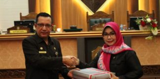 Delapan Fraksi Sepakat Tentang Perda Pertanggungjawaban Pelaksanaan APBD 2017 Penyerahan Draf. Wakil Ketua DPRD Kalbar, Hj Suma Jenny Heryanti, SH, MH menyerahkan draf keputusan DPRD tentang persetujuan terhadap Perda Pertanggungjawaban Pelaksanaan APBD TA 2017 kepada Sekda Kalbar, HM Zeet Hamdy Assovie di Balairungsari, Gedung Parlemen Kalbar, Selasa (24/7). Zainudin/RK.
