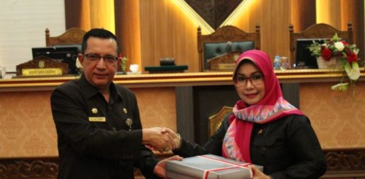 Delapan Fraksi Sepakat Tentang Perda Pertanggungjawaban Pelaksanaan APBD 2017 Penyerahan Draf. Wakil Ketua DPRD Kalbar, Hj Suma Jenny Heryanti, SH, MH menyerahkan draf keputusan DPRD tentang persetujuan terhadap Perda Pertanggungjawaban Pelaksanaan APBD TA 2017 kepada Sekda Kalbar, HM Zeet Hamdy Assovie di Balairungsari, Gedung Parlemen Kalbar, Selasa (24/7). Zainudin/RK.