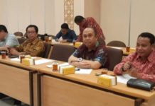 Komisi II Studi Banding di Yogyakarta Studi Banding. Wakil Ketua DPRD Provinsi Kalbar, Ir H Suriansyah, MMA memimpin studi banding Komisi II ke DI Yogyakarta. Dalam rangka mempelajari pengembangan Usaha Mikro Kecil Menengah (UMKM) di Kantor Gubernur DI Yogyakarta, Kamis (26/7). Humas for Rakyat Kalbar