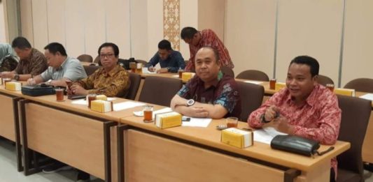 Komisi II Studi Banding di Yogyakarta Studi Banding. Wakil Ketua DPRD Provinsi Kalbar, Ir H Suriansyah, MMA memimpin studi banding Komisi II ke DI Yogyakarta. Dalam rangka mempelajari pengembangan Usaha Mikro Kecil Menengah (UMKM) di Kantor Gubernur DI Yogyakarta, Kamis (26/7). Humas for Rakyat Kalbar