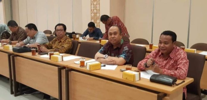 Studi Banding. Wakil Ketua DPRD Provinsi Kalbar, Ir H Suriansyah, MMA memimpin studi banding Komisi II ke DI Yogyakarta. Dalam rangka mempelajari pengembangan Usaha Mikro Kecil Menengah (UMKM) di Kantor Gubernur DI Yogyakarta, Kamis (26/7). Humas for Rakyat Kalbar