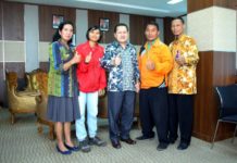Atlet Hapkido Kubu Raya Ikut Kejuaraan Dunia di Korea Selatan Diabadikan. Wakil Bupati Kubu Raya, Hermanus didampingi Kepala Dinas Pariwisata, Pemuda dan Olahraga diabadikan bersama Devi Safitri (jaket baju merah) yang didampingi pelatih di Kantor Bupati Kubu Raya, Kamis (26/7). Humas for Rakyat Kalbar
