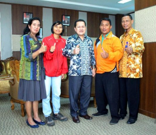 Atlet Hapkido Kubu Raya Ikut Kejuaraan Dunia di Korea Selatan Diabadikan. Wakil Bupati Kubu Raya, Hermanus didampingi Kepala Dinas Pariwisata, Pemuda dan Olahraga diabadikan bersama Devi Safitri (jaket baju merah) yang didampingi pelatih di Kantor Bupati Kubu Raya, Kamis (26/7). Humas for Rakyat Kalbar