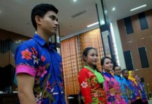 Peluncuran Batik Mangrove Tumuk Putih Batik Mangrove. Para model sedang memperlihatkan pakaian bermotif mangrove yang diluncurkan Pemerintah Kubu Raya pada momentum peringatan Hari Ulang Tahun Koperasi ke-71 di Aula Kantor Bupati Kubu Raya, Sabtu (28/7). Humas for Rakyat Kalbar