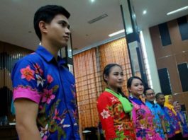 Batik Mangrove. Para model sedang memperlihatkan pakaian bermotif mangrove yang diluncurkan Pemerintah Kubu Raya pada momentum peringatan Hari Ulang Tahun Koperasi ke-71 di Aula Kantor Bupati Kubu Raya, Sabtu (28/7). Humas for Rakyat Kalbar