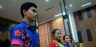 Peluncuran Batik Mangrove Tumuk Putih Batik Mangrove. Para model sedang memperlihatkan pakaian bermotif mangrove yang diluncurkan Pemerintah Kubu Raya pada momentum peringatan Hari Ulang Tahun Koperasi ke-71 di Aula Kantor Bupati Kubu Raya, Sabtu (28/7). Humas for Rakyat Kalbar