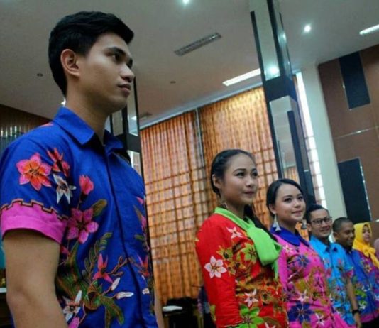Peluncuran Batik Mangrove Tumuk Putih Batik Mangrove. Para model sedang memperlihatkan pakaian bermotif mangrove yang diluncurkan Pemerintah Kubu Raya pada momentum peringatan Hari Ulang Tahun Koperasi ke-71 di Aula Kantor Bupati Kubu Raya, Sabtu (28/7). Humas for Rakyat Kalbar