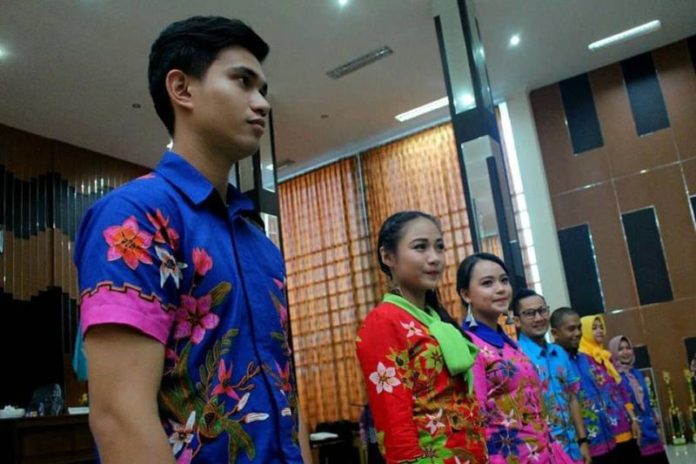 Batik Mangrove. Para model sedang memperlihatkan pakaian bermotif mangrove yang diluncurkan Pemerintah Kubu Raya pada momentum peringatan Hari Ulang Tahun Koperasi ke-71 di Aula Kantor Bupati Kubu Raya, Sabtu (28/7). Humas for Rakyat Kalbar