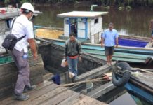 Sungai Paduan Diduga Tercemar Limbah Sawit Contoh Air. Petugas dari Dinas Perkim dan LH Kayong Utara mengambil contoh air di Sungai Paduan sebagai sample untuk memastikan kabar dugaan pencemaran sungai oleh perusahaan sawit, Selasa (3/7). Warga for Rakyat Kalbar