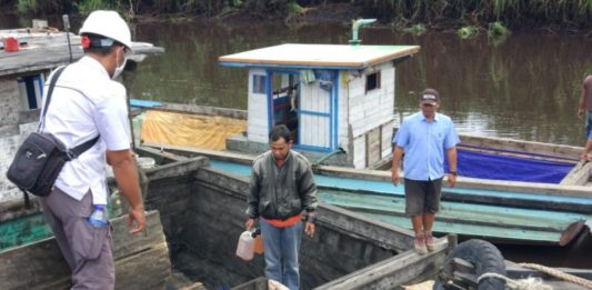 Sungai Paduan Diduga Tercemar Limbah Sawit Contoh Air. Petugas dari Dinas Perkim dan LH Kayong Utara mengambil contoh air di Sungai Paduan sebagai sample untuk memastikan kabar dugaan pencemaran sungai oleh perusahaan sawit, Selasa (3/7). Warga for Rakyat Kalbar