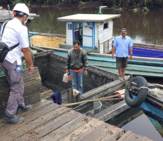 Sungai Paduan Diduga Tercemar Limbah Sawit Contoh Air. Petugas dari Dinas Perkim dan LH Kayong Utara mengambil contoh air di Sungai Paduan sebagai sample untuk memastikan kabar dugaan pencemaran sungai oleh perusahaan sawit, Selasa (3/7). Warga for Rakyat Kalbar