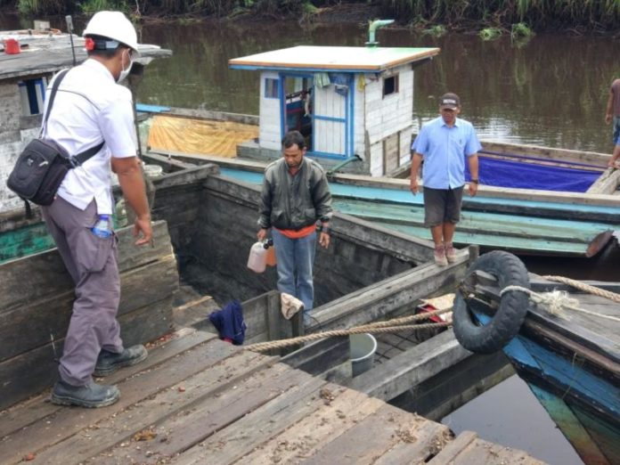 Contoh Air. Petugas dari Dinas Perkim dan LH Kayong Utara mengambil contoh air di Sungai Paduan sebagai sample untuk memastikan kabar dugaan pencemaran sungai oleh perusahaan sawit, Selasa (3/7). Warga for Rakyat Kalbar