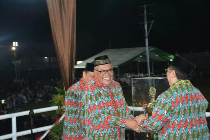 Piala Bergilir. Bupati Kubu Raya, H Rusman Ali menyerahkan piala bergilir kepada Pj Gubernur Kalbar, Dodi Riyadmadji pada pembukaan MTQ Tingkat Provinsi Kalbar ke-XXVII di Stadion Opu Daeng Menambon Mempawah, Minggu (1/7) malam. Humas for Rakyat Kalbar