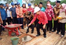 RSUD Kubu Raya Butuh 250 Sampai 300 Tenaga Medis Peletakan Batu Pertama. Pembangunan gedung RSUD Kubu Raya dimulai dengan peletakan batu pertama oleh Wabup Hermanus, Ketua DPRD Kubu Raya, Bambang Ganefo Putra di Kecamatan Rasau Jaya, Jumat (6/7). Syamsul Arifin/RK.