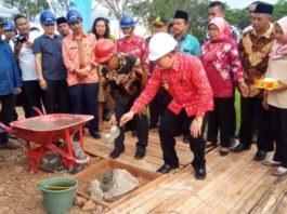 Peletakan Batu Pertama. Pembangunan gedung RSUD Kubu Raya dimulai dengan peletakan batu pertama oleh Wabup Hermanus, Ketua DPRD Kubu Raya, Bambang Ganefo Putra di Kecamatan Rasau Jaya, Jumat (6/7). Syamsul Arifin/RK.