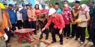 RSUD Kubu Raya Butuh 250 Sampai 300 Tenaga Medis Peletakan Batu Pertama. Pembangunan gedung RSUD Kubu Raya dimulai dengan peletakan batu pertama oleh Wabup Hermanus, Ketua DPRD Kubu Raya, Bambang Ganefo Putra di Kecamatan Rasau Jaya, Jumat (6/7). Syamsul Arifin/RK.