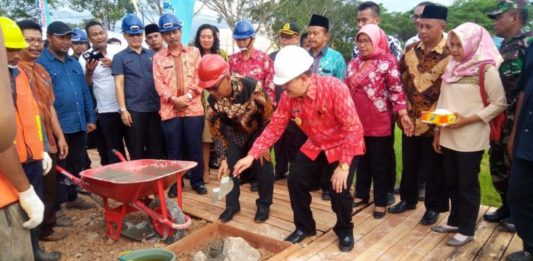 Bisa Diakses Melalui Darat dan Sungai Peletakan Batu Pertama. Pembangunan gedung RSUD Kubu Raya dimulai dengan peletakan batu pertama oleh Wabup Hermanus, Ketua DPRD Kubu Raya, Bambang Ganefo Putra di Kecamatan Rasau Jaya, Jumat (6/7). Syamsul Arifin/RK.