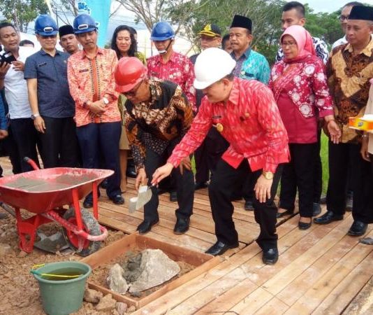 RSUD Kubu Raya Butuh 250 Sampai 300 Tenaga Medis Peletakan Batu Pertama. Pembangunan gedung RSUD Kubu Raya dimulai dengan peletakan batu pertama oleh Wabup Hermanus, Ketua DPRD Kubu Raya, Bambang Ganefo Putra di Kecamatan Rasau Jaya, Jumat (6/7). Syamsul Arifin/RK.