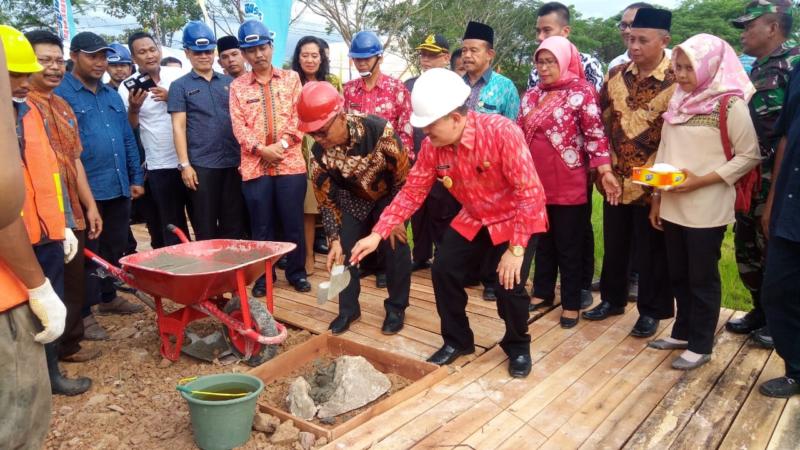 Peletakan Batu Pertama. Pembangunan gedung RSUD Kubu Raya dimulai dengan peletakan batu pertama oleh Wabup Hermanus, Ketua DPRD Kubu Raya, Bambang Ganefo Putra di Kecamatan Rasau Jaya, Jumat (6/7). Syamsul Arifin/RK.