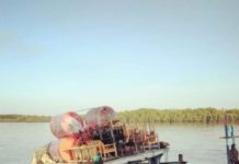 Terbentur Ponton, Kapal Barang Karam di Teluk Batang Karam. KM Air Intan karam saat bersandar di dekat ponton di pelabuhan pasir di Teluk Batang, Senin (16/7). Warga for Rakyat Kalbar