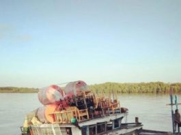 Karam. KM Air Intan karam saat bersandar di dekat ponton di pelabuhan pasir di Teluk Batang, Senin (16/7). Warga for Rakyat Kalbar