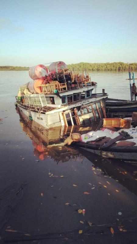 Karam. KM Air Intan karam saat bersandar di dekat ponton di pelabuhan pasir di Teluk Batang, Senin (16/7). Warga for Rakyat Kalbar