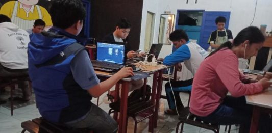 Masyarakat Masih Menganggap Komik Hanya Sebatas Hobi FOTO A. Komik Digital. Sejumlah anggota PoCo terlihat sedang asik belajar membuat komik digital melalui laptop, beberapa waktu lalu. PoCo for Rakyat Kalbar