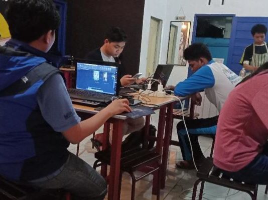 Masyarakat Masih Menganggap Komik Hanya Sebatas Hobi FOTO A. Komik Digital. Sejumlah anggota PoCo terlihat sedang asik belajar membuat komik digital melalui laptop, beberapa waktu lalu. PoCo for Rakyat Kalbar