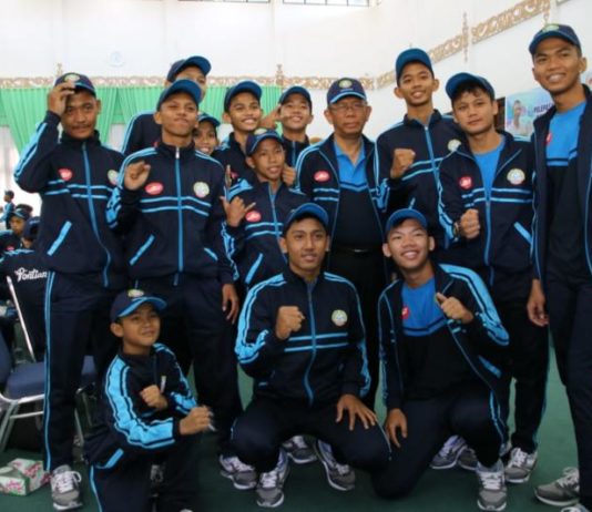 Tak Hanya Juara Umum, Kualitas Ditingkatkan FOTO BERSAMA. Sutarmidji berfoto bersama para atlet yang siap berlaga di Popda Tingkat Provinsi di Aula Rumah Dinas Wali Kota Pontianak, Jumat (13/7). Maulidi Murni-RK