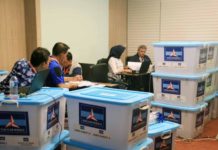 Pelototi Berkas Caleg 16 Jam Sehari, Lupa Mandi, Kurang Tidur, Bawa Anak DICEK BETUL-BETUL. Petugas KPU melakukan verifikasi bakal Caleg di Hotel Borobudur, Jakarta, Jumat (20/7). Fedrik Tarigan-Jawa Pos