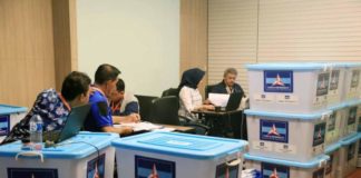 Pelototi Berkas Caleg 16 Jam Sehari, Lupa Mandi, Kurang Tidur, Bawa Anak DICEK BETUL-BETUL. Petugas KPU melakukan verifikasi bakal Caleg di Hotel Borobudur, Jakarta, Jumat (20/7). Fedrik Tarigan-Jawa Pos