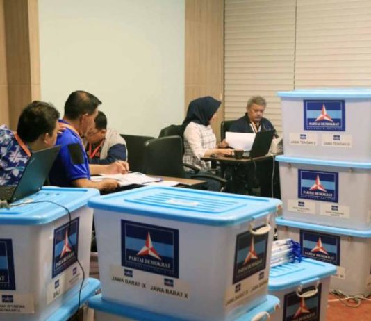 Pelototi Berkas Caleg 16 Jam Sehari, Lupa Mandi, Kurang Tidur, Bawa Anak DICEK BETUL-BETUL. Petugas KPU melakukan verifikasi bakal Caleg di Hotel Borobudur, Jakarta, Jumat (20/7). Fedrik Tarigan-Jawa Pos