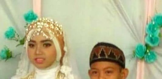 Pernikahan Dua Bocah Bikin Heboh TAK DIPAKSA. Pasangan IB (kiri) dan ZA (kanan) saat resepsi pernikahan kemarin. Rasidi Fadli/Radar Banjarmasin