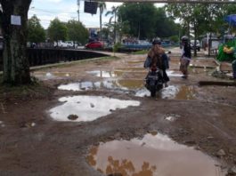 TERGENANG. Kondisi terkini Jalan Paralel Sungai Jawi yang tergenang, kemarin. Gusnadi-RK