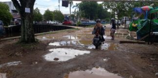 Warga Belum Mau Serahkan Lahan TERGENANG. Kondisi terkini Jalan Paralel Sungai Jawi yang tergenang, kemarin. Gusnadi-RK